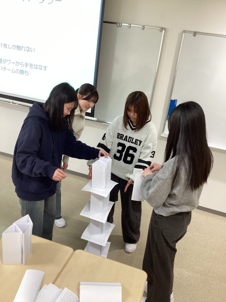 グループワークでペーパータワー作成