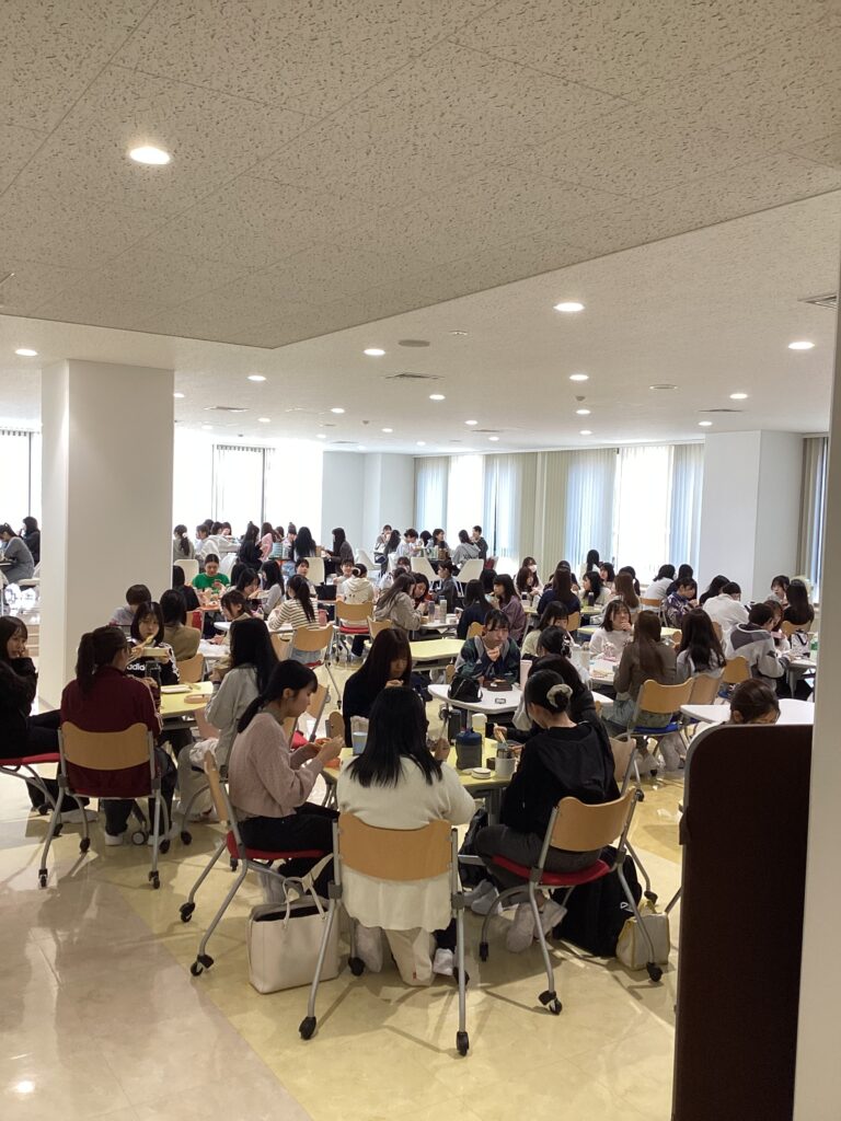 ラウンジでの昼食の様子
